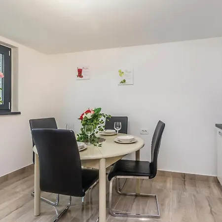 4 Bedroom Cozy In Krk * Krk Town