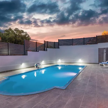 4 Bedroom Cozy In Krk Casa de Férias *
