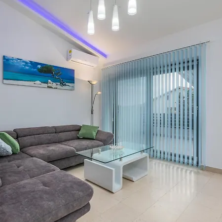 4 Bedroom Cozy In Krk *