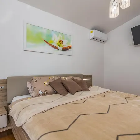 4 Bedroom Cozy In Krk Holiday home Krk Town